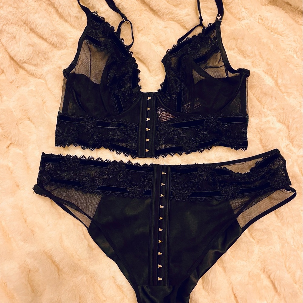 Victoria Secret Size Large New Never Worn !! Bralette with Matching Large Panty